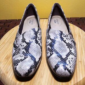 Clarks Faux Snake Print Low Heel Pumps loafers Ultimate Comfort Collection Sz 7